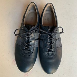 Pretty Ecco woman shoes. Like new. Navy blue